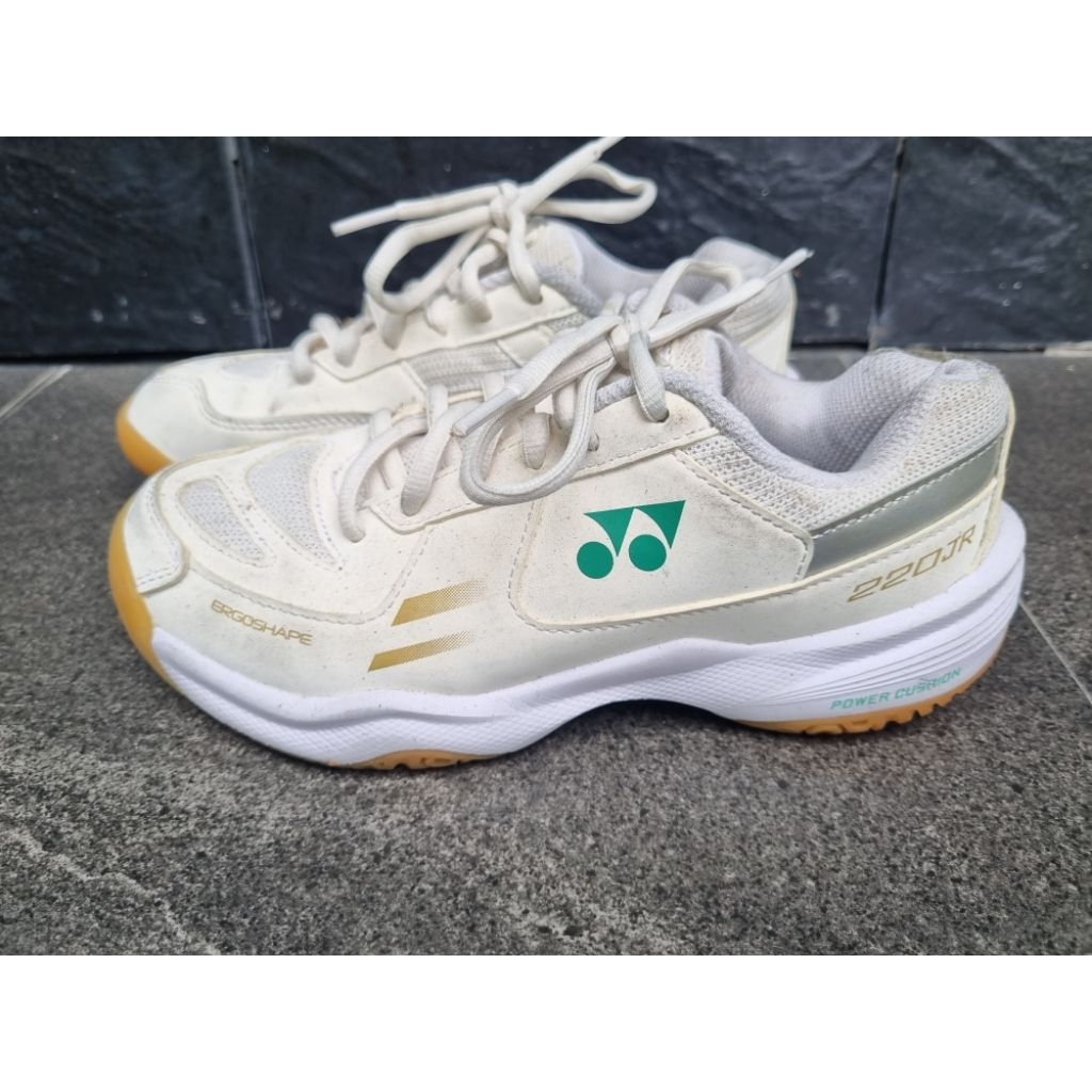 รองเท้าแบดมินตันเด็ก Yonex 220JR มือสอง ของแท้ ไซส์ 36 สภาพดี พื้นเกาะสนาม