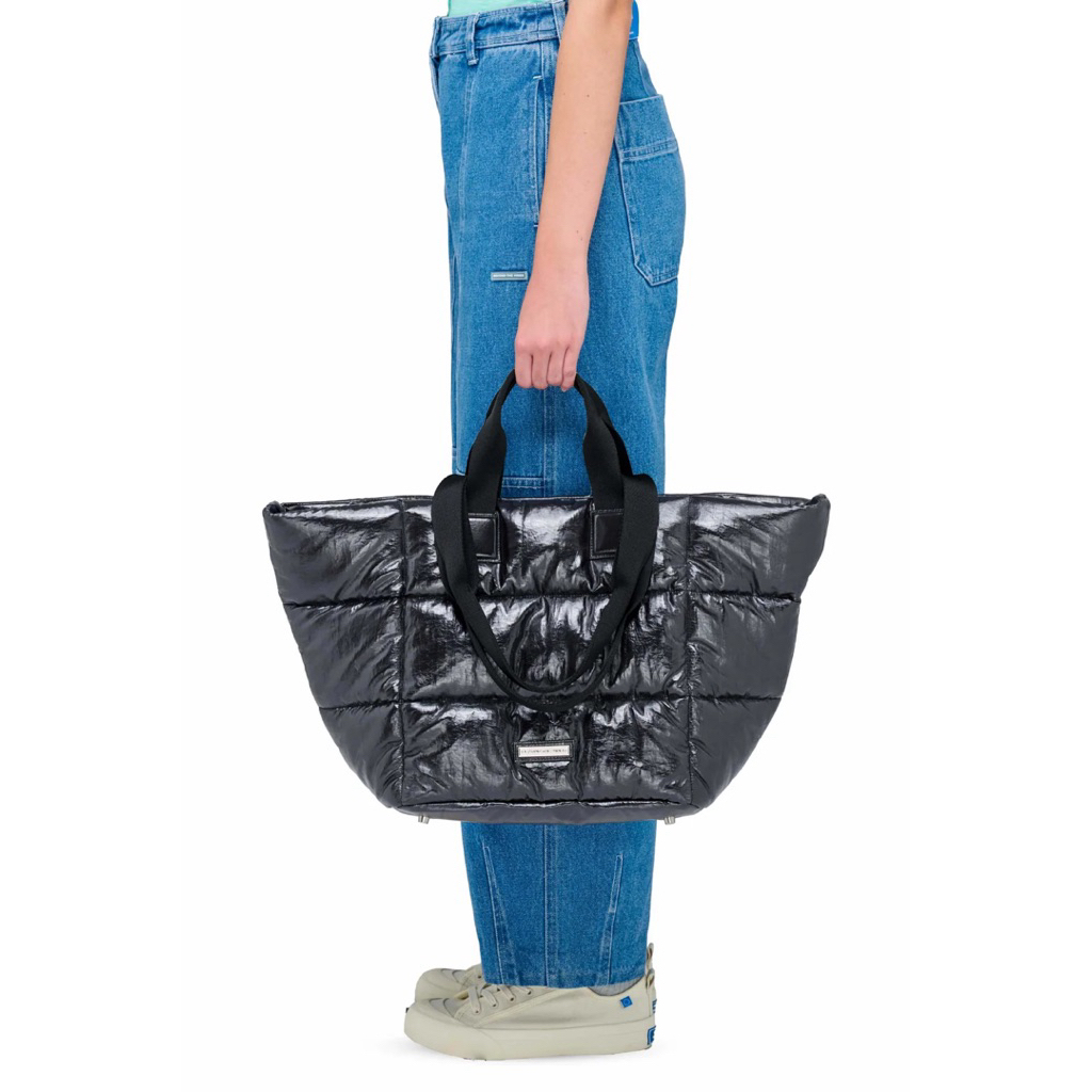 Beyond the Vines BTV พร้อมส่ง จากช็อปไทย Black Glazed Poofy Trapeze Bag กระเป๋า สะพายข้าง สีดำ