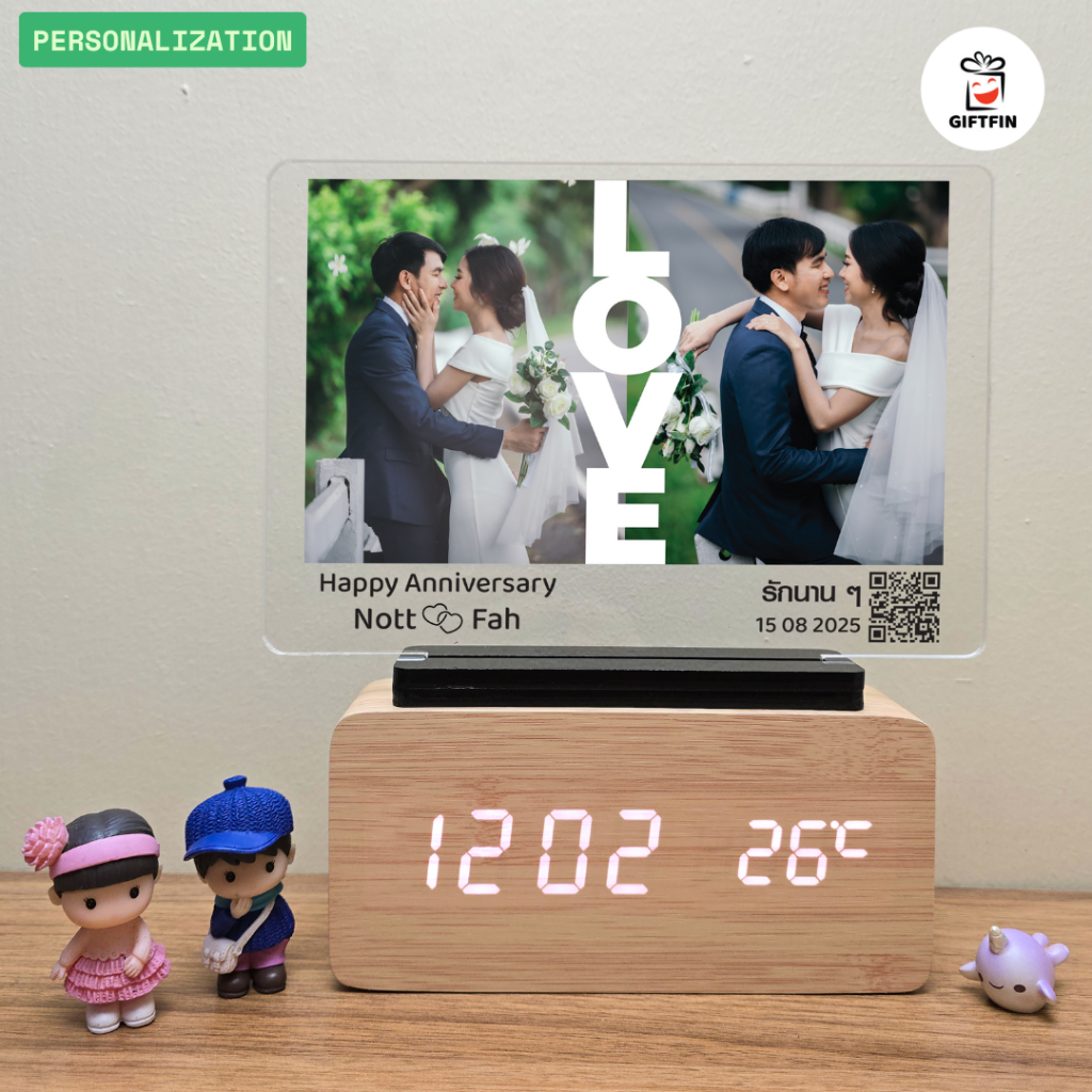 นาฬิกาไม้ LED กรอบรูป (แบบที่ 4) Love รูปคู่แนวตั้ง | ของขวัญครบรอบ | GiftFin ใช้ได้ทั้งเสียบสาย USB หรือถ่าน AAA