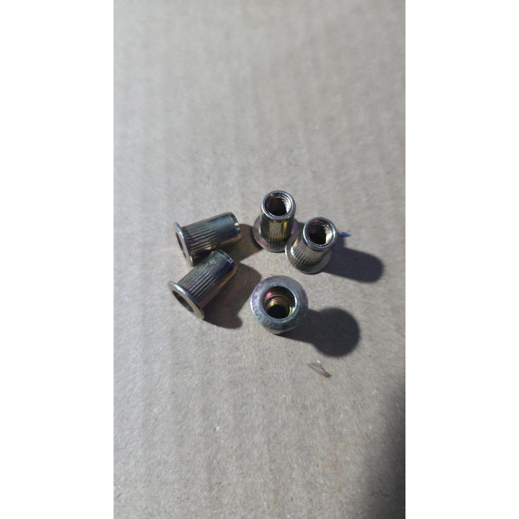 BEM-5 รีเวทนัทเหล็กชุบรุ้ง ชนิดหัวแบน คอลาย M5x0.8 สินค้าคงเหลือ/ชิ้น = 100 (PK-D092)