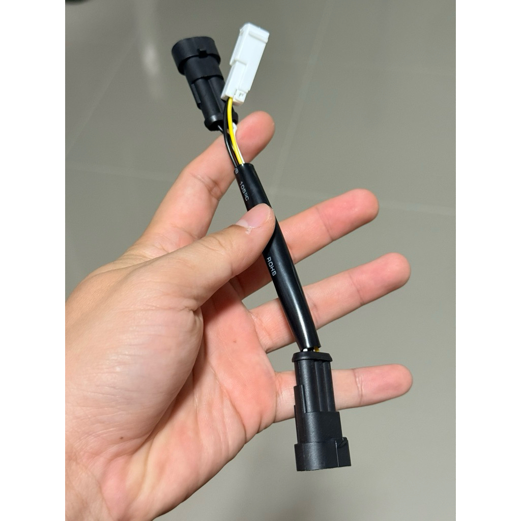 ปลั๊กแปลงไฟท้ายเวสป้าsprintปี24ขึ้นไป เพื่อให้เสียบกับไฟแต่งรุ่นเก่า