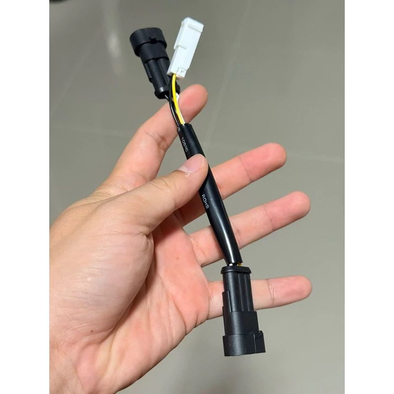ปลั๊กแปลงไฟท้ายเวสป้าsprintปี24ขึ้นไป เพื่อให้เสียบกับไฟแต่งรุ่นเก่า