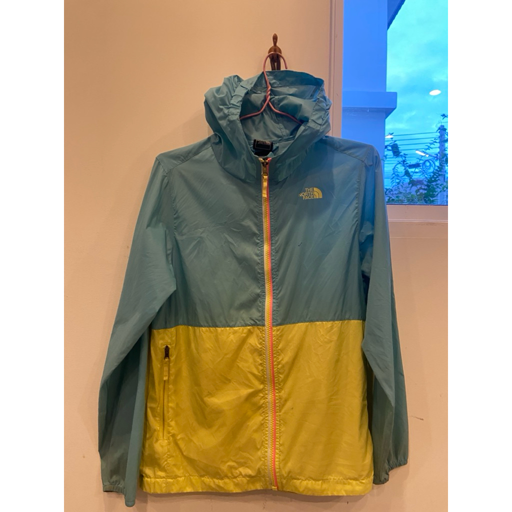 เสื้อกันลม the north face