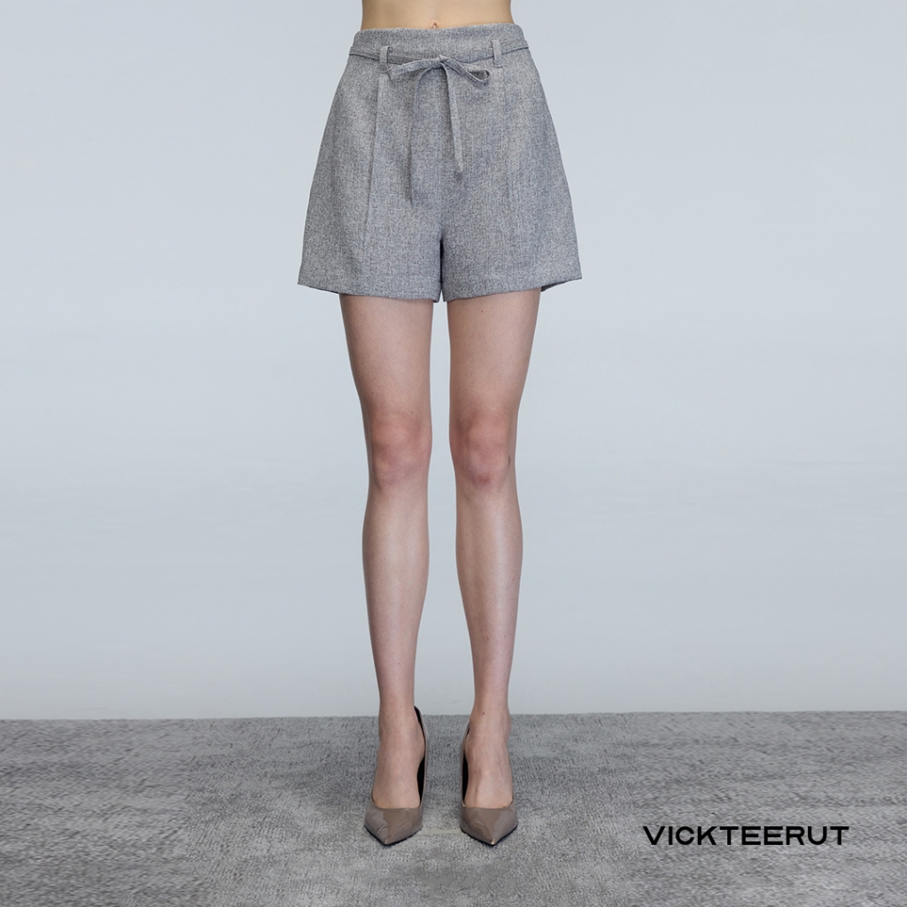 VICKTEERUT Re-Edition Pleated Shorts with Belt Detail กางเกงขาสั้น