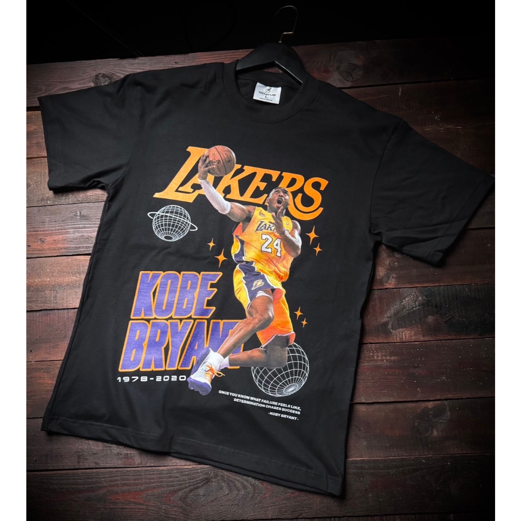 Rocket Lab Kobe Legacy 24 เสื้อยืดสีดำ ผ้าคอตตอนพรีเมี่ยม USA สกรีนแบบ DTG งานละเอียดคุณภาพคมชัด