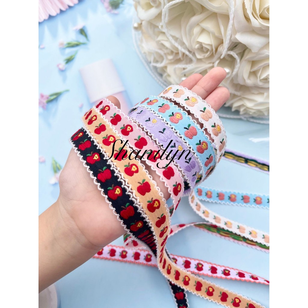 🌟น่ารักมาก🌟 39/39 ริบบิ้นลายแอปเปิ้ลปักจริง งานจริงน่ารักสุดๆ หน้ากว้าง1เซน ราคาต่อหลา ตกแต่งเสื้อผ้า กระเป๋า ชุดตุ๊กตา