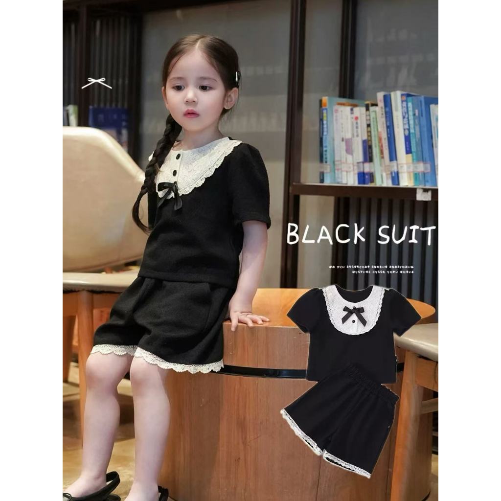 Mom Kids🔥พร้อมส่ง🔥ชุดยูนิฟอร์มสำหรับสาว ๆ เสื้อผ้าแขนสั้นผูกโบว์+กางเกงขาสั้นลูกไม้ สไตล์เกาหลี1-7ปี