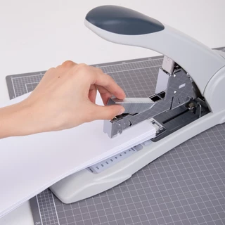 Deli เครื่องเย็บกระดาษ (คละสี 1) รุ่นประหยัดแรง 210 แผ่น อุปกรณ์สำนักงาน Heavy Duty Stapler