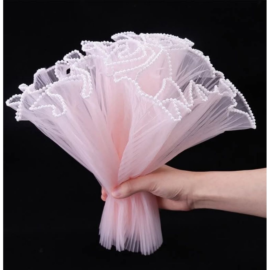 ผ้าอัดพลีทแต่งมุก ห่อช่อดอกไม้ กว้าง 28cm ยาว 3เมตร เมื่อยืดออกผ้าจะยาว 4เมตร