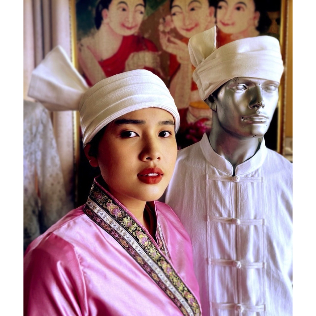 ผ้าโพกหัวสำเร็จรูป สีขาว ผ้าฝ้าย ใส่ได้ทั้งชายหญิง  ฟรีไซส์มียางยืดด้านหลัง หมดปัญหาเรื่องโพกหัวชุดล้านนา