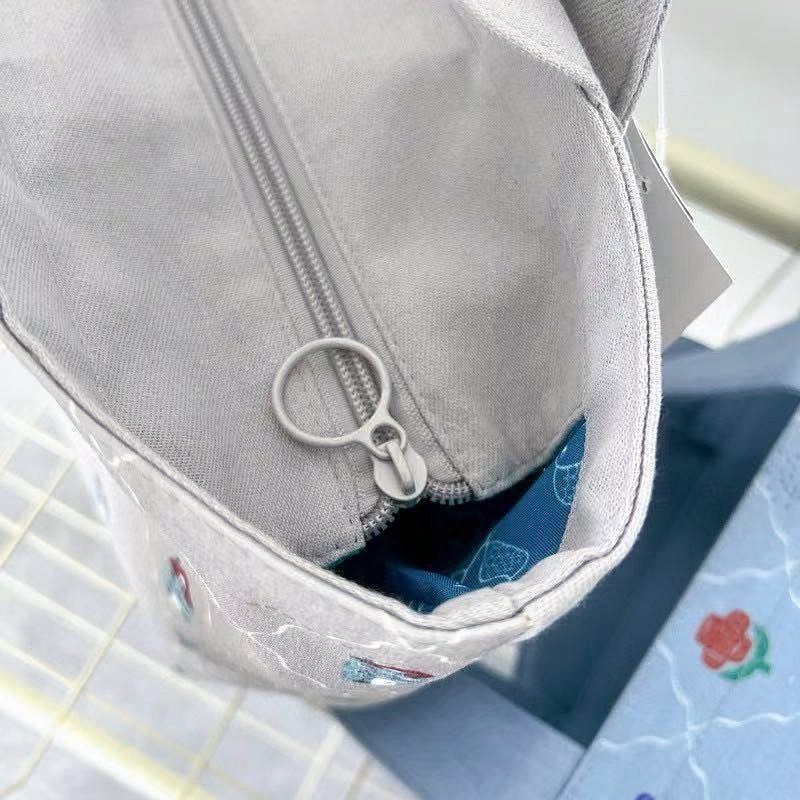 กระเป๋า Kusuguru จากญี่ปุ่น  ปักลายแมว แบบหิ้ว มีซิปปิด น้ำหนักเบา น่ารักมากๆค่ะ สินค้าพร้อมส่งจากไทยค่ะ - รูปที่ 4