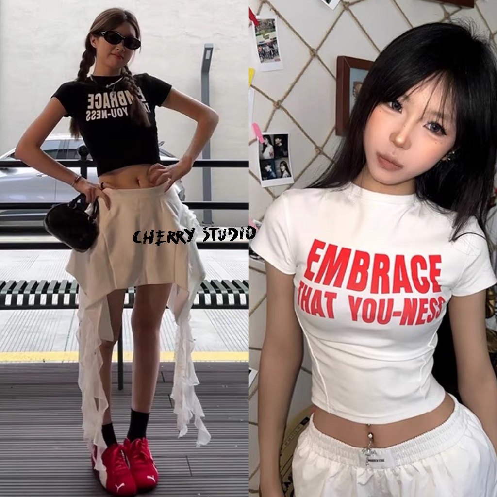 Cherry พร้อมส่ง เสื้อครอปท็อป เสื้อยืดสีขาว เสื้อแฟชั่นผู้หญิง เสื้อรัดรูปสีขาว croptopแขนสั้นคอกลม พิมพ์ลายตัวอักษรY2K