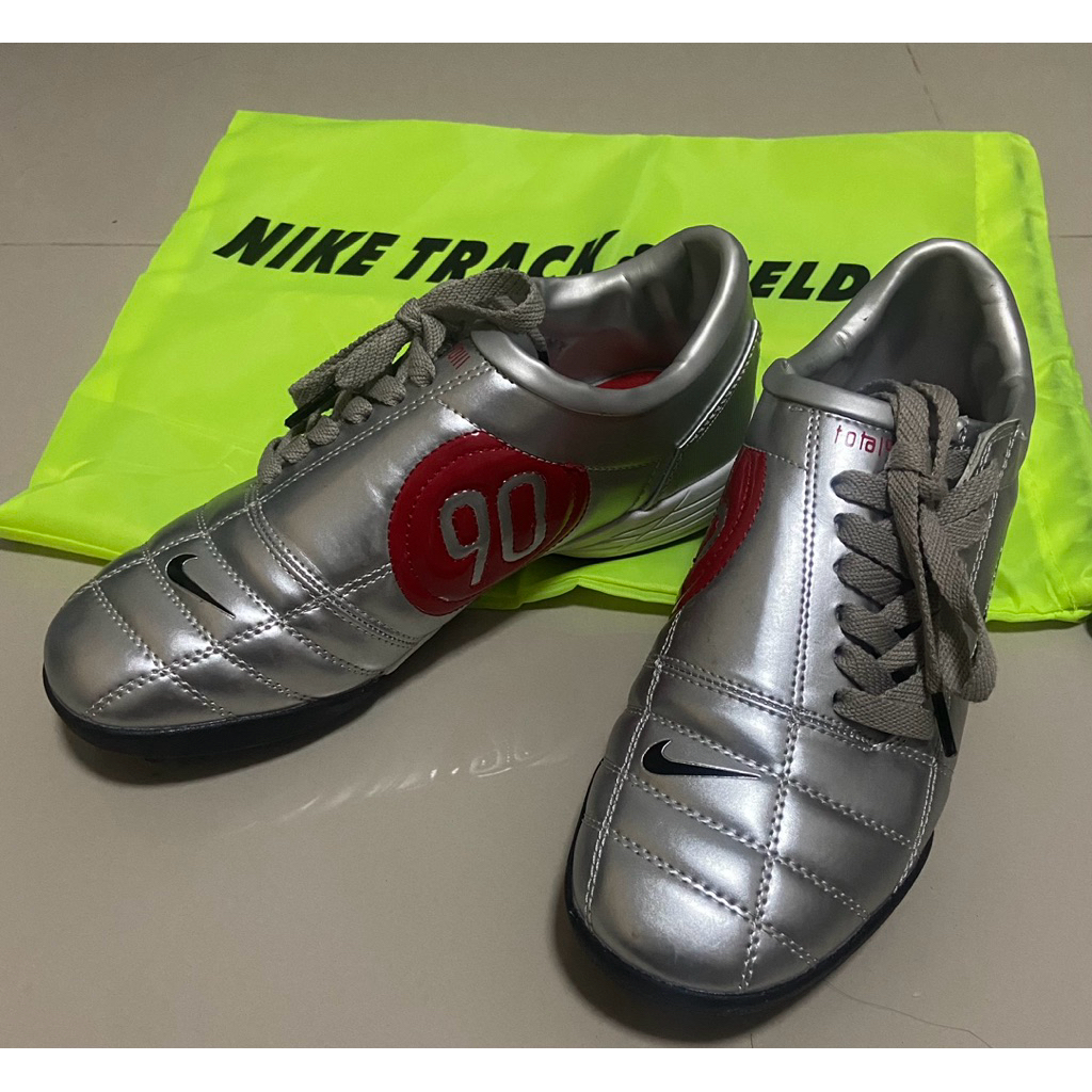 รองเท้าฟุตบอลร้อยปุ่ม nike t90