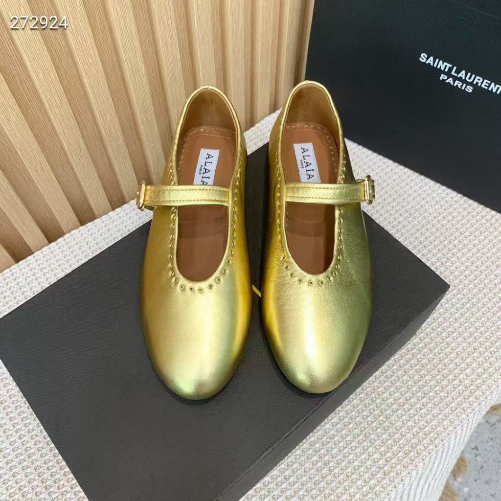 ALAIA หนังวัวแฟชั่นหัวเข็มขัดลำลองรองเท้าเดี่ยว / รองเท้าบัลเล่ต์สำหรับผู้หญิง