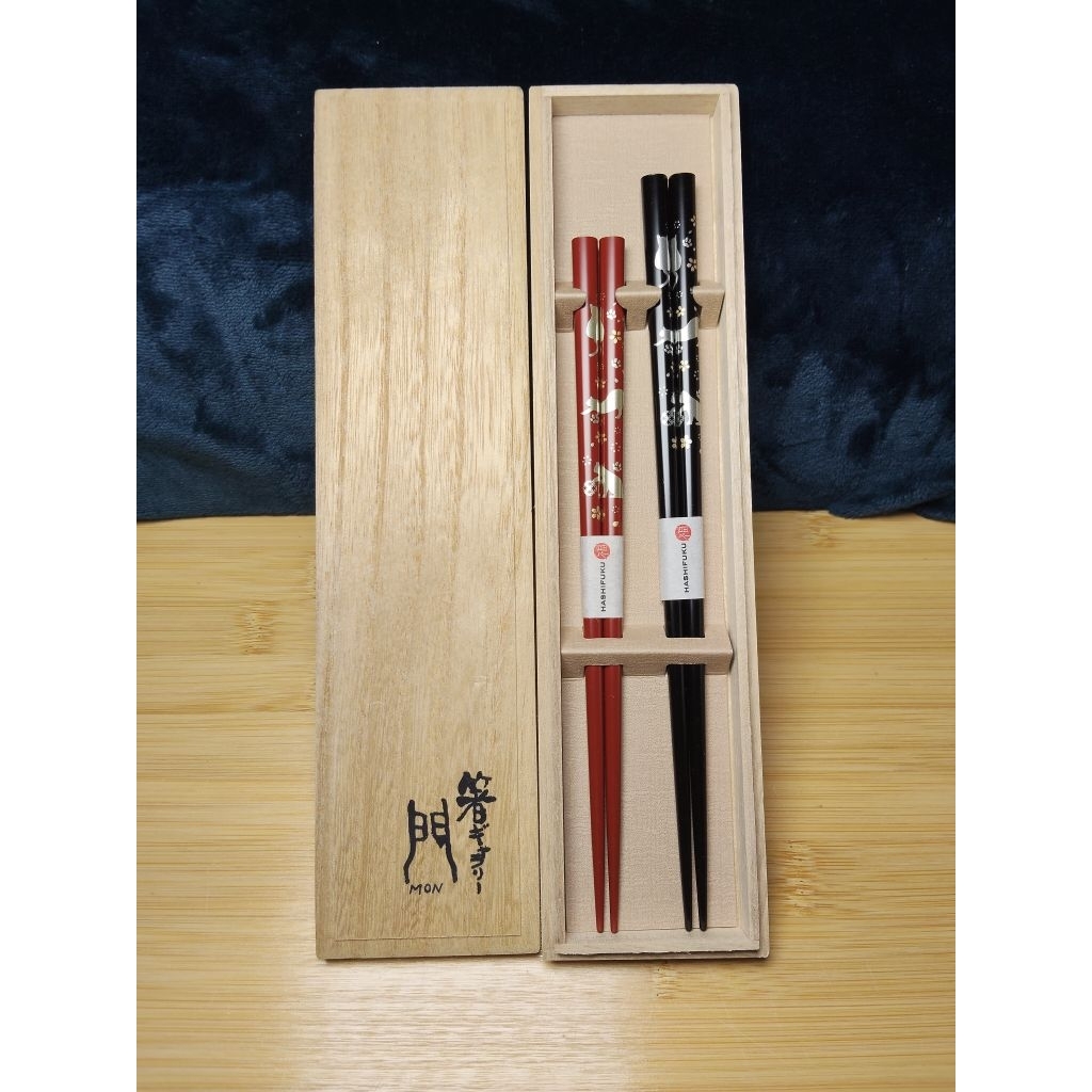 ตะเกียบวะจิมะนุริ (Wajima Nuri) ซึ่งเป็นงานฝีมือดั้งเดิมของญี่ปุ่น