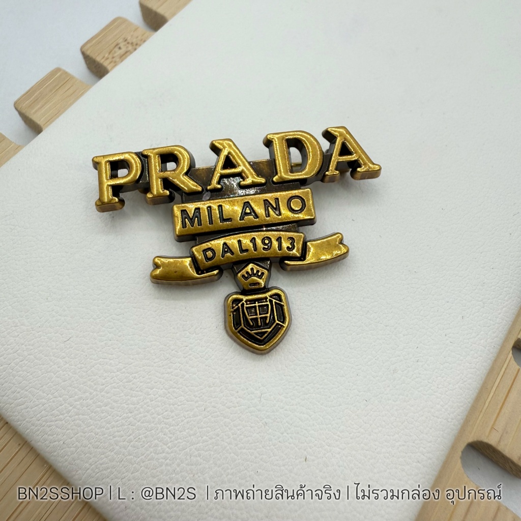เข็มกลัดปราด้า PD Logo Brooch สีทอง โชว์โลโก้ งานปั๊มแบรนด์ด้านหลัง งานสวย ขายดีมาก ซูมดูรายละเอียดเลย