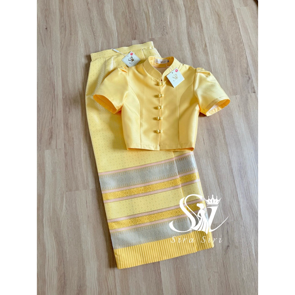 พร้อมส่ง✅สีเหลืองละมุนมาก 💛 ชุดไทยผ้าไหมสีเหลือง Sira Siri ชุดไทยสีเหลือง ชุดผ้าไหมสีเหลือง ชุดไทยวันพ่อ ชุดไทยสีเหลือง - รูปที่ 4