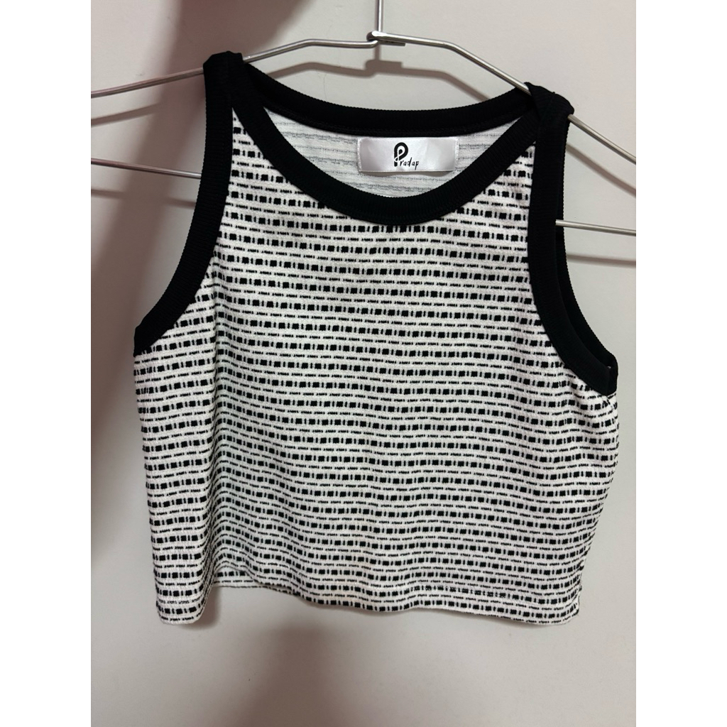 เสื้อไหมพรมครอปสีขาวดำประดับ เสื้อกล้ามทูโทนคอกลมpradap giants กล้ามครอปผ้าไหมพรม แขนกุดผ้าร่อง pimm