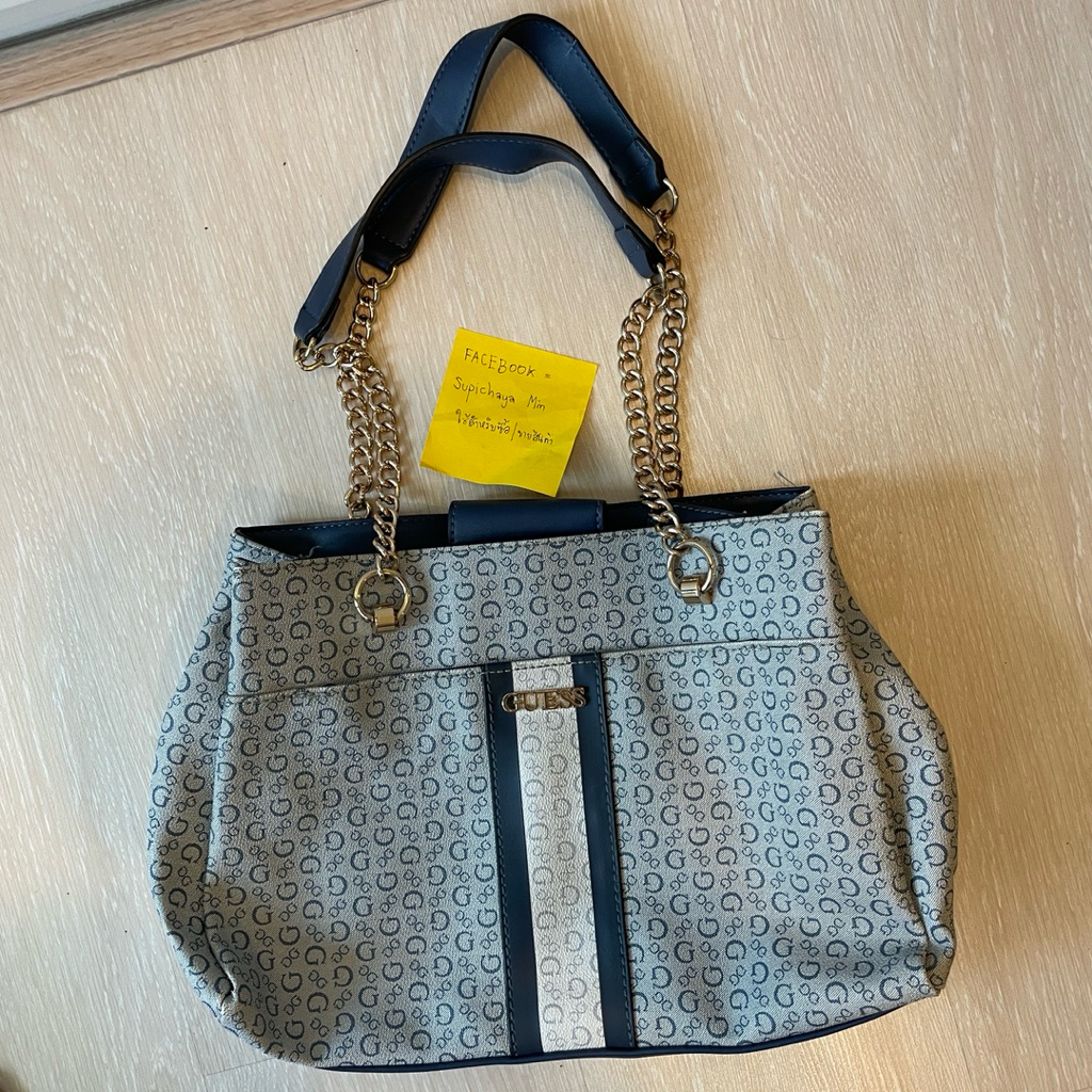 กระเป๋าสะพายข้างผู้หญิงGUESS