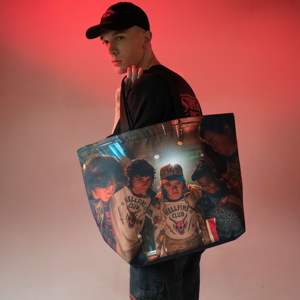 era-won กระเป๋าผ้าแคนวาส มีซิปกลาง  JUMBO TOTE BAG  สกรีน stranger things สี Friends don’t lie ราคา ถูกที่สุด ดีลบีเคเค