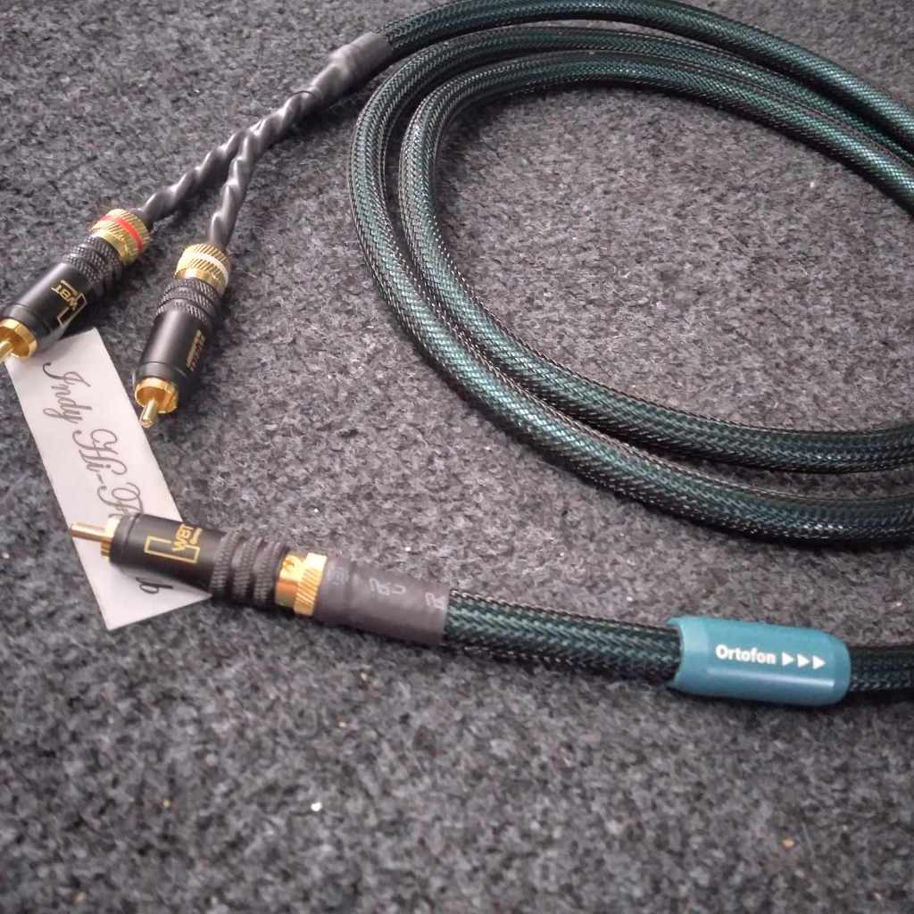 แบบหุ้มตาข่าย สายสัญญาณ Subwoofer แบบ ออก 1 เข้า 2  ยาว ORTOFON Reference 8NX