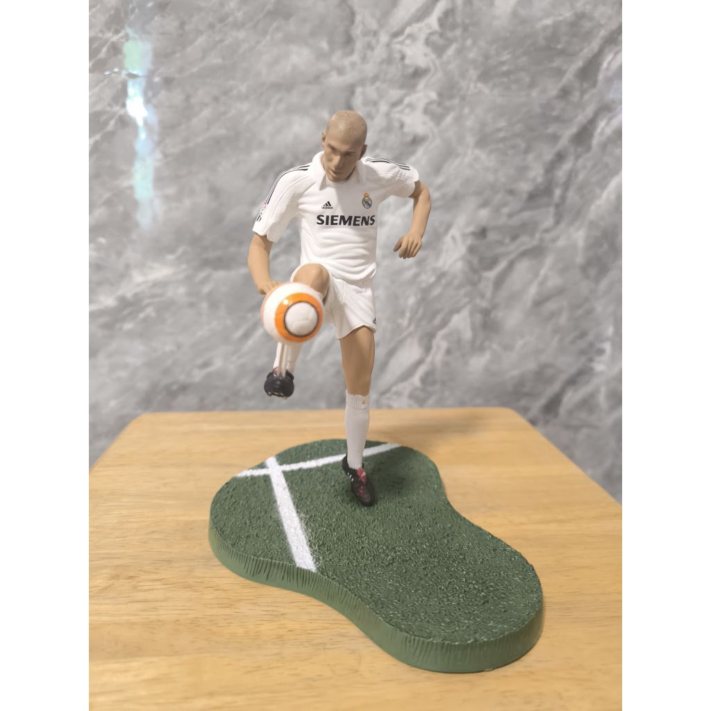 โมเดลนักฟุตบอล ซีดาน รีลมาดริด  Zinedine Zidane  Ft Champs Real Madrid ขนาด6นิ้ว15ซม.
