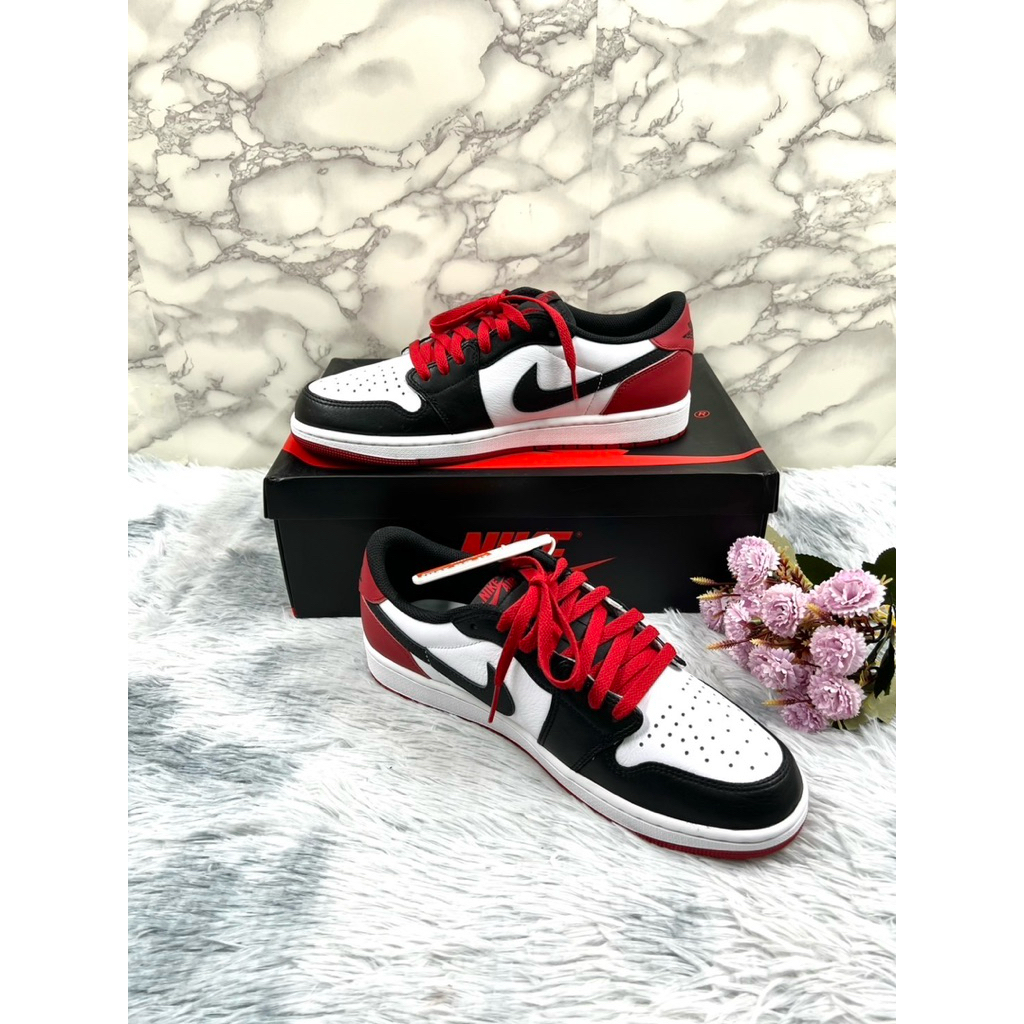 AIR JORDAN 1 RETRO LOW OG WHITE/BLACK-VARSITY RED Size 9.5 UK/ 44.5 EUR/ 28.5 CM 💐 ราคา 4,500 บาท 💐