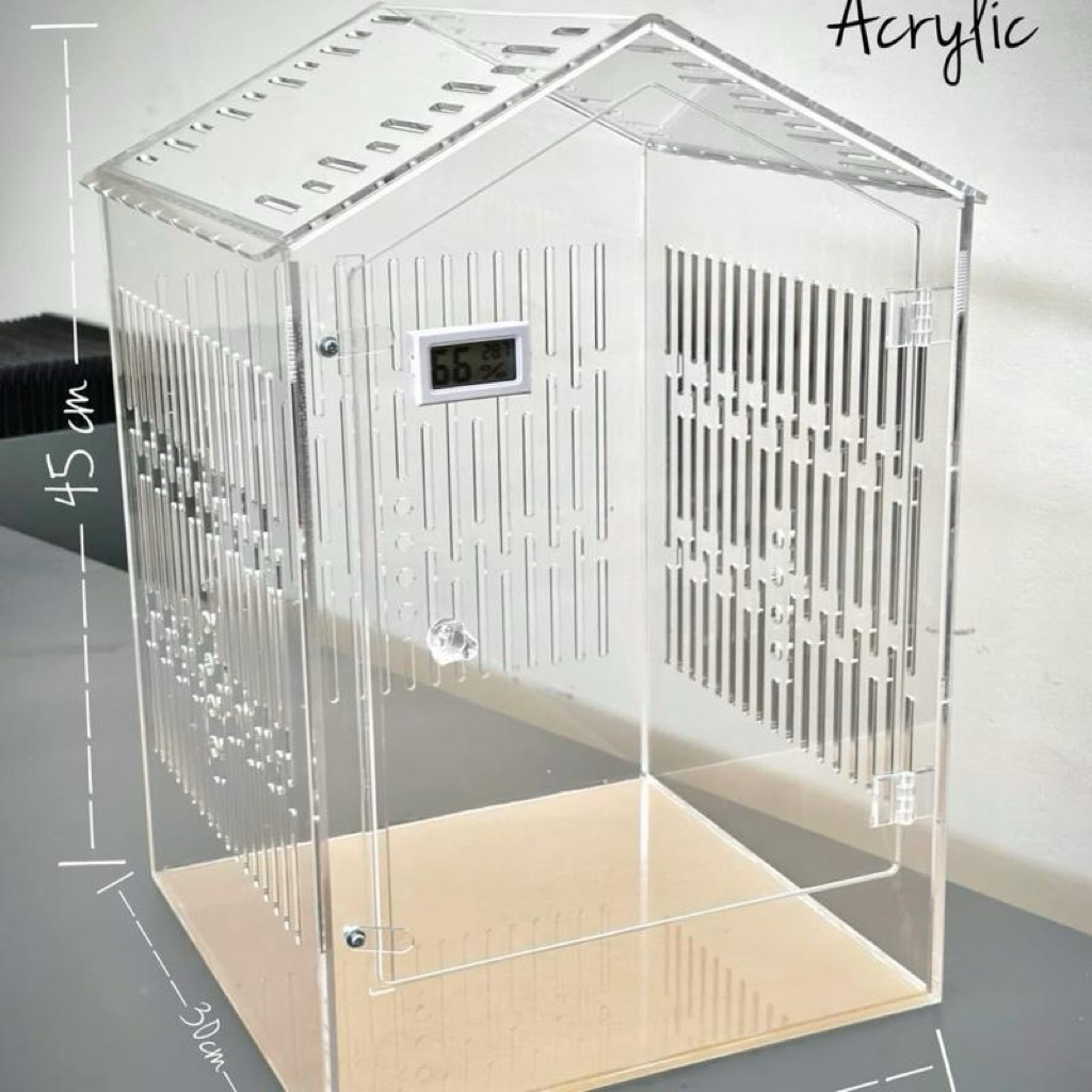 กล่องอะคริลิค ทรงบ้าน สัตว์เลี้ยง ขนาด 30*30*45cm. (กว้าง ยาว สูง) หนา 3 มิล รู 0.5 มีรูใส่ขวดน้ำ มีทึ่วัดอุณหภูมิ