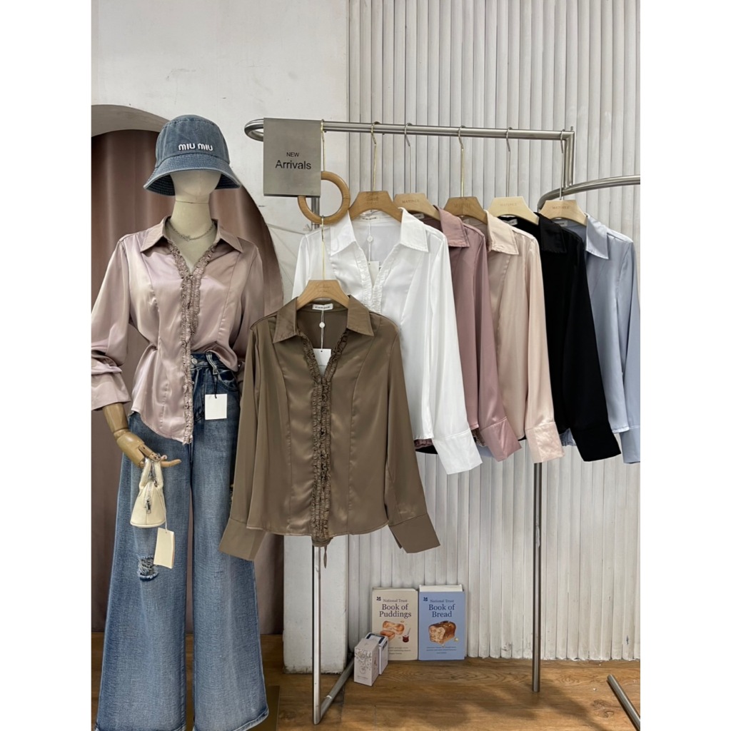 #ป้าย MATINEE M1839  เสื้อเชิ้ตซาตินผูกหลัง ดีไซน์เก๋ มีดีเทลลูกไม้ระบายเบา ๆ เพิ่มลุคหวานซ่อนเปรี้ย - รูปที่ 5