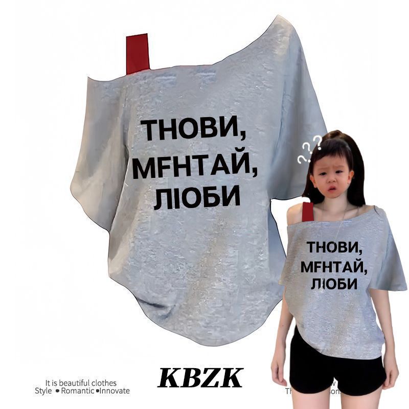 เสื้อยืดปาดไหล่สาวอวบอ้วน เสื้อยืดปาดไหล่ ทรงหลวม แขนสั้น คอกลม พิมพ์ สีดำ ฤดูร้อน เปิดไหล่ แฟชั่น สาวฮอต ลายตัวอักษรXXL
