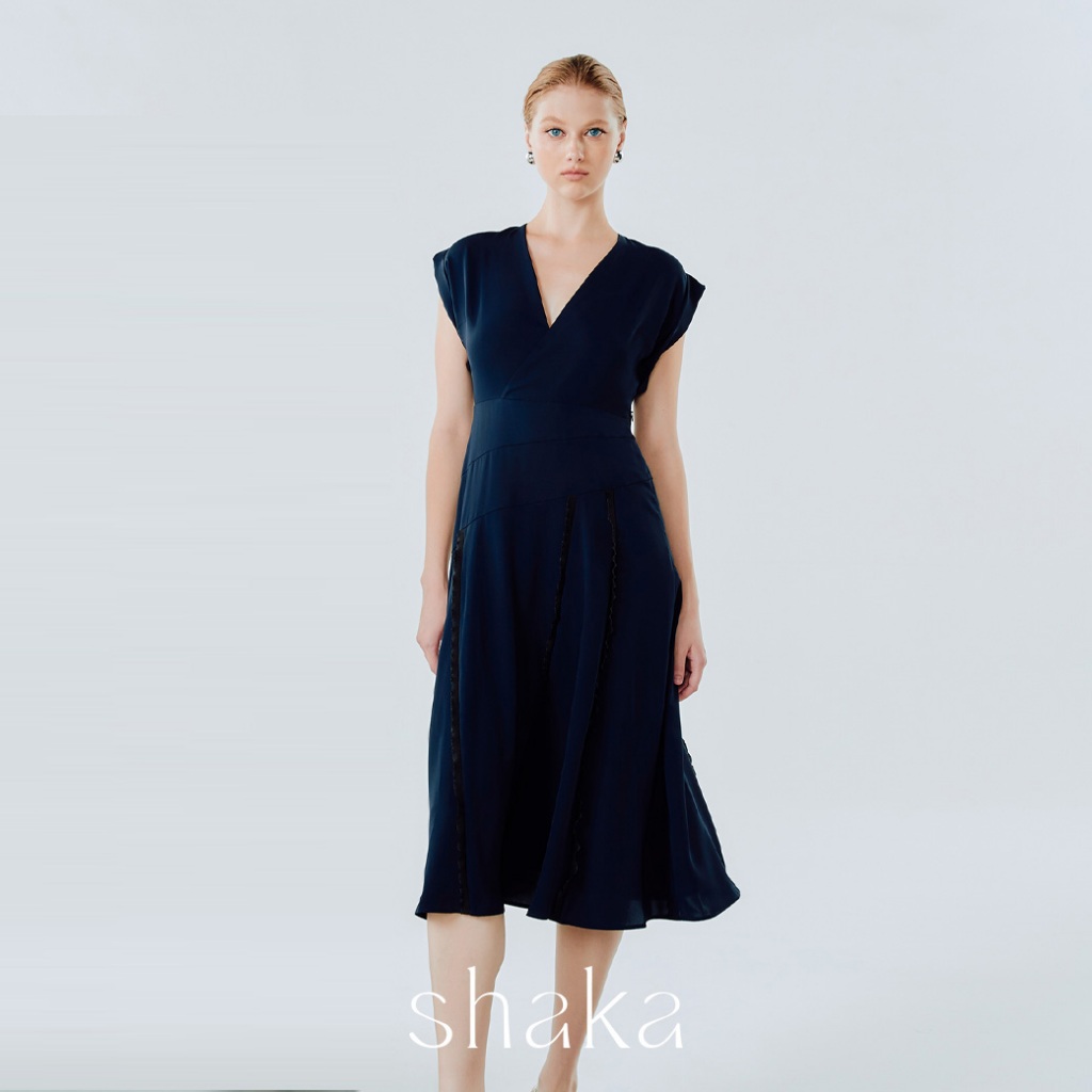 Shaka AW24 Sunray Midi Dress เดรสคอวี แพทเทิร์นแขนในตัว ดีเทลพับขอบแขน ยาวคลุมเข่า DS-8240725