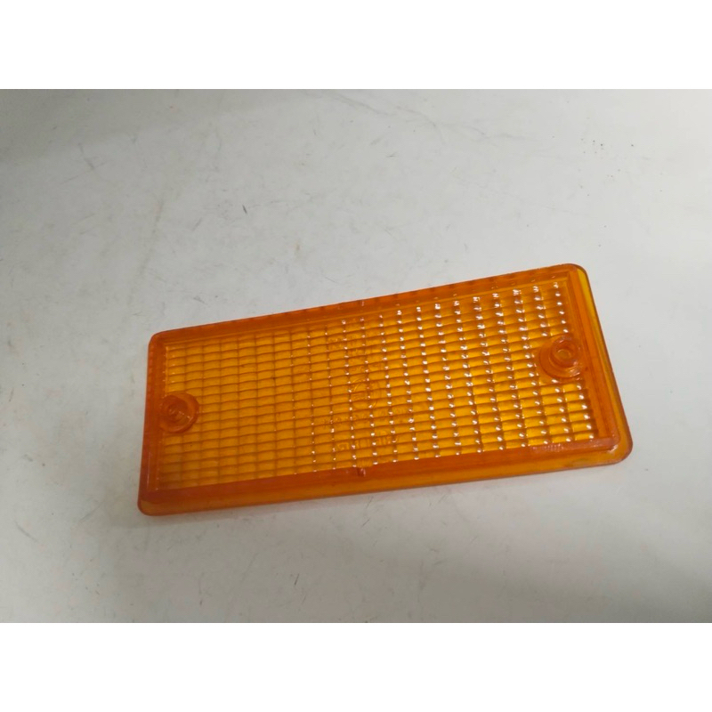 ฝาไฟหรี่ ฝาไฟเลี้ยวหน้ากันชน  BMW 316 318 E30 กว้าง 6 ซม.ยาว 14 ซม.   1ชิ้น ราคา 245 บาท