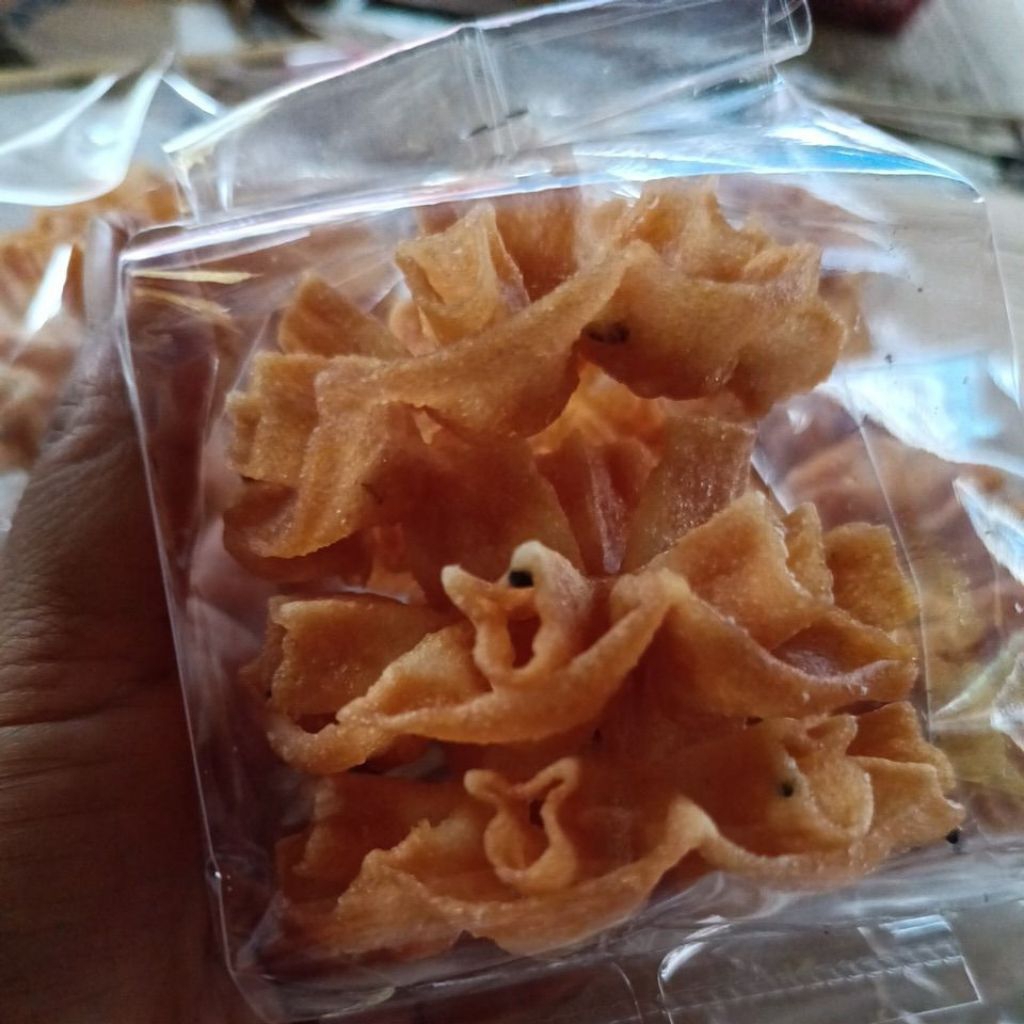 ขนมดอกทอดจอกผสมงาดำ10ถุง(ระหว่างขนส่งอาจแตกหัก)
