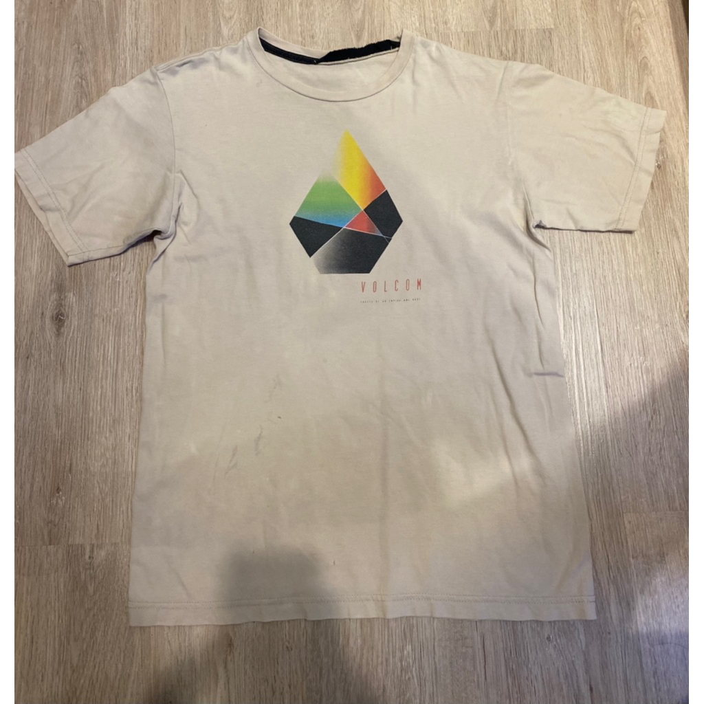 รหัสC1 เสื้อVolcom สภาพ: 9/10 ขนาด: 42 นิ้ว  ตำหนิ: เปื้อน ราคา: 150บาท 💖