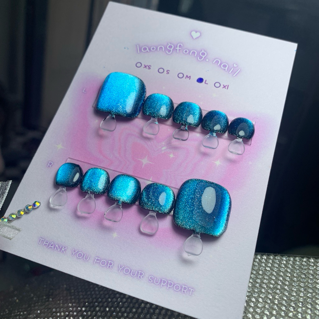 𝓵𝓪𝓸𝓷𝓰𝓯𝓸𝓷𝓰.𝓷𝓪𝓲𝓵 เล็บปลอมสำเร็จรูป 𐐪◡̎ สีลูกแก้วฟ้าน้ำเงิน 𝐍𝐚𝟏𝟔 รองพื้นดำ (แบบทรงเล็บเท้า) 𐐪 เปลี่ยนสี เปลี่ยนทรงเล็บได้