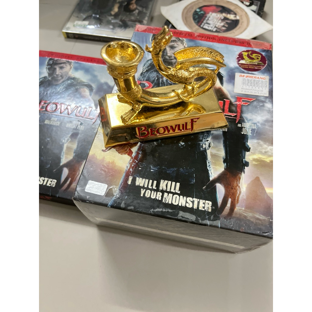 แผ่นหนังแผ่น CD เรื่อง Beowulf แถมฟรีของแถมตั้งโชว์