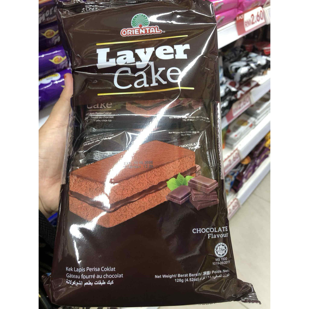 Oriental Layer Cake รสช็อกโกแลต ซึ่งเป็นเค้กเลเยอร์สอดไส้ครีม