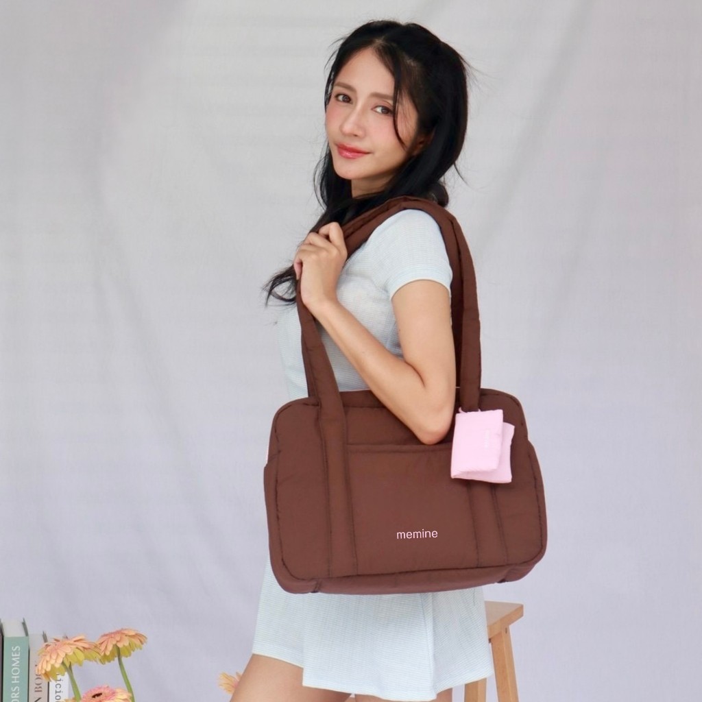 All Day Puffy Bag 🌈 กระเป๋านุ่มนิ่มสะพายข้างกันน้ำ รองรับnotebook13นิ้ว มีช่องใส่มือถือด้านข้าง (ฟรีพวงกุญแจ mini pouch) - รูปที่ 4