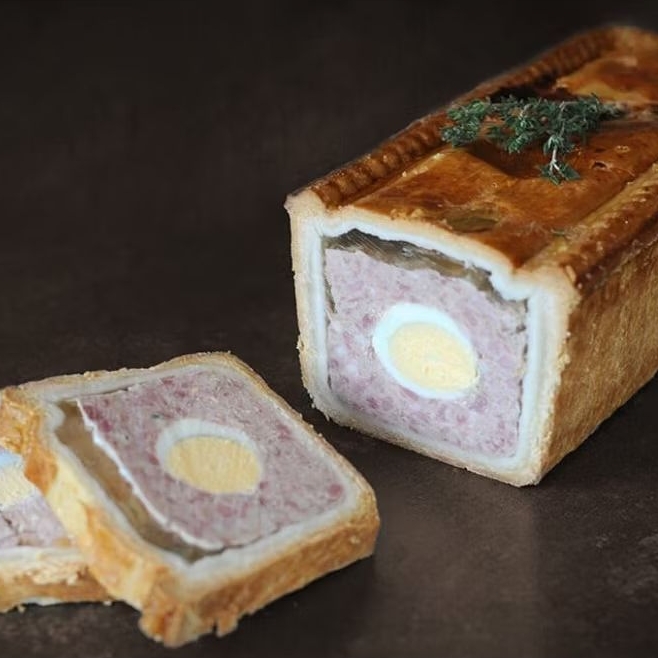 Gala Pork Pie Large 780g – กาล่าพายพรีเมี่ยม ล้อมไปด้วยเนื้อหมูแน่นๆและไข่ต้ม 2ฟองใน 1แพ็ค ขนาด 780 กรัม ราคา ถูกที่สุด ดีลบีเคเค