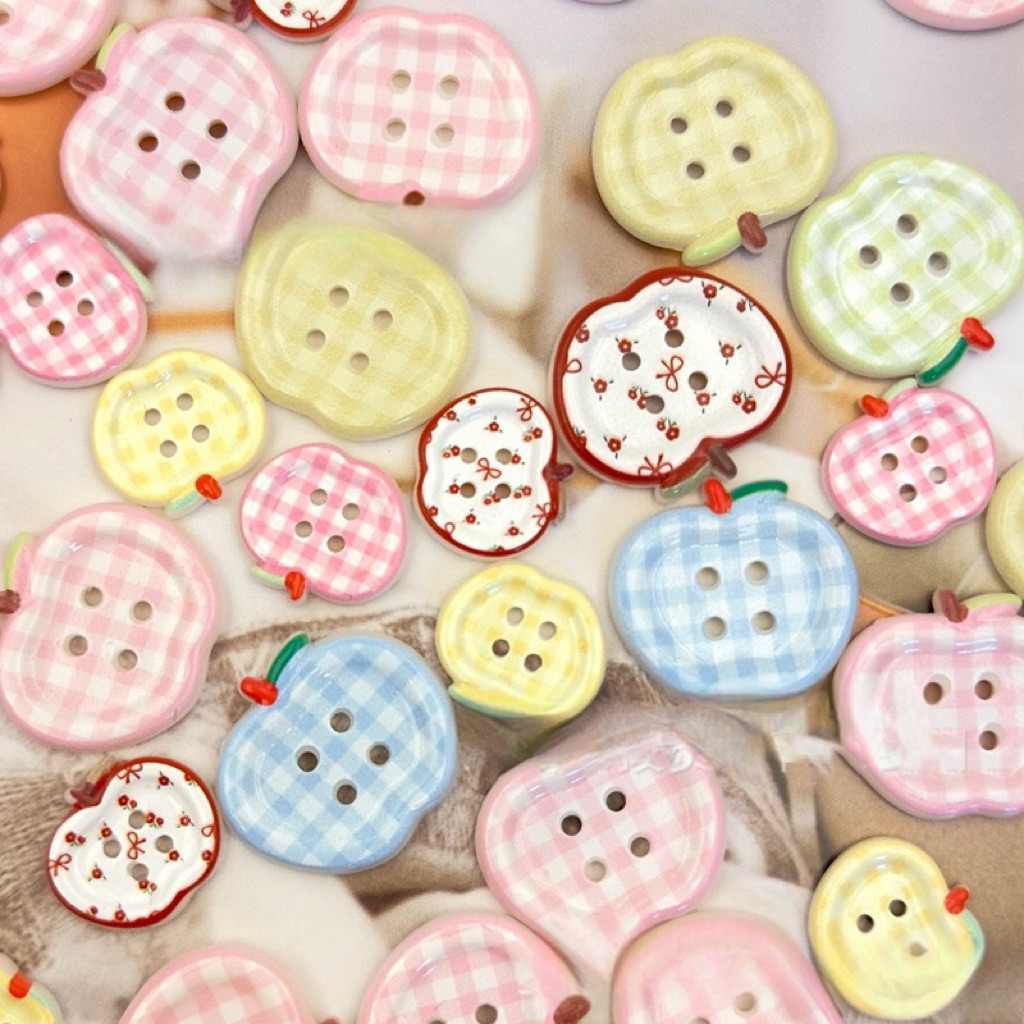 กระดุมน่ารัก เม็ดละ 2และ 3 บาท ขั้นต่ำ 5 เม็ด เนื้อพลาสติก มี 2 ขนาด 1.8 cm.และ 2.5 cm. น่ารักมากจ้า พร้อมส่ง