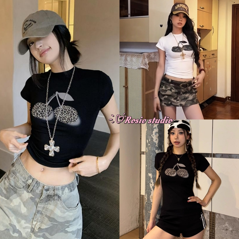 ROSIE🍒พร้อมส่ง🍒เสื้อครอปท็อป พิมพ์ลายเชอร์รี่ เสื้อยืดแฟชั่นผู้หญิง เสื้อรัดรูปสีขาว เอวลอย แขนสั้นคอกลาย สไตล์เกาหลี