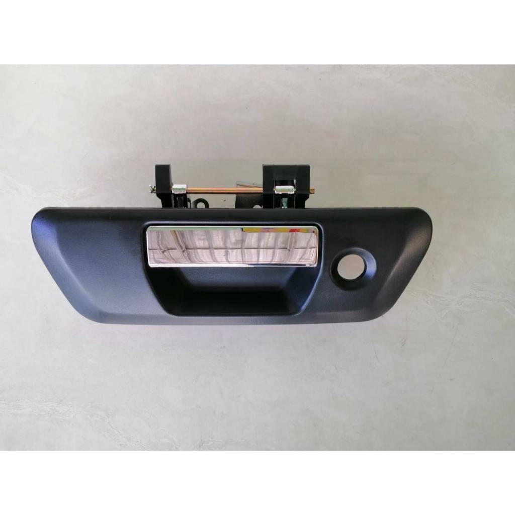 มือเปิดอันกลาง(รุ่นมีรูกุญแจ ไม่มีกล้อง) NISSAN  NAVARA  NP300   ชุบเงา  อันละ350บาท