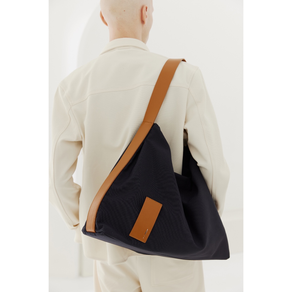 dashbrand DA31 Carry All - Brown กระเป๋ามินมอล สะพายไหล่ กระเป๋าผ้าสีดำสายหนังสีน้ำตาล