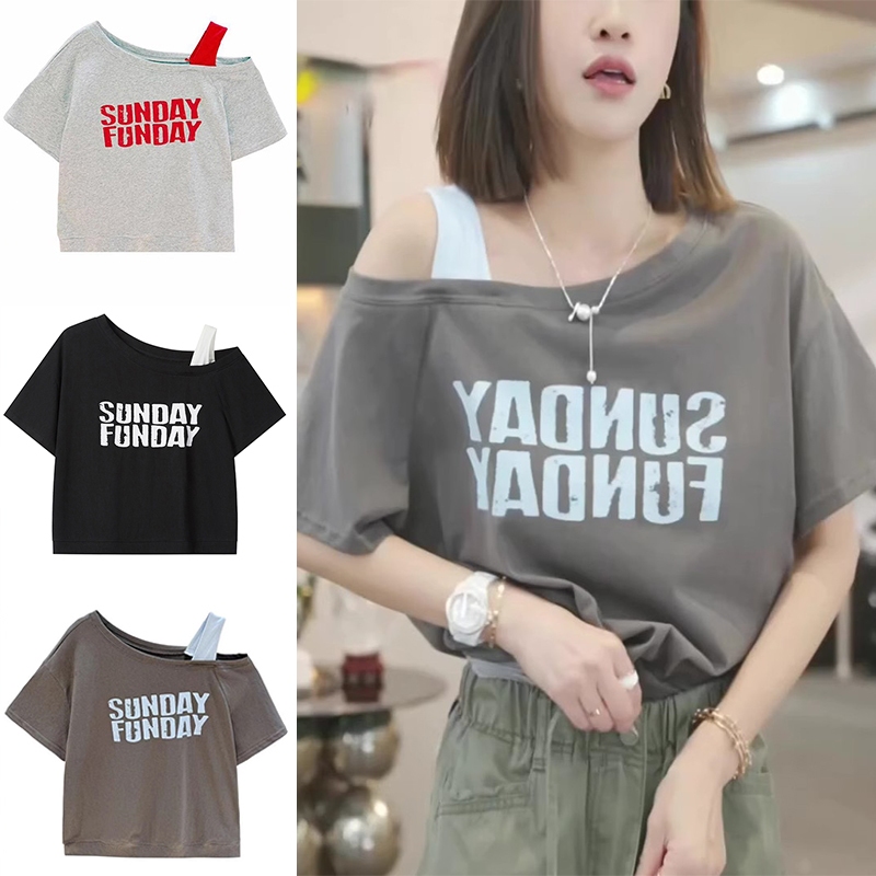 เสื้อยืดแขนสั้นเปิดไหล่ผู้หญิง สไตล์เกาหลี แฟชั่นพิมพ์ลายตัวอักษร รุ่นใหม่ปี 2025 แมตช์ง่าย ใส่แล้วดูเด็ก ลุคสดใสน่ารัก
