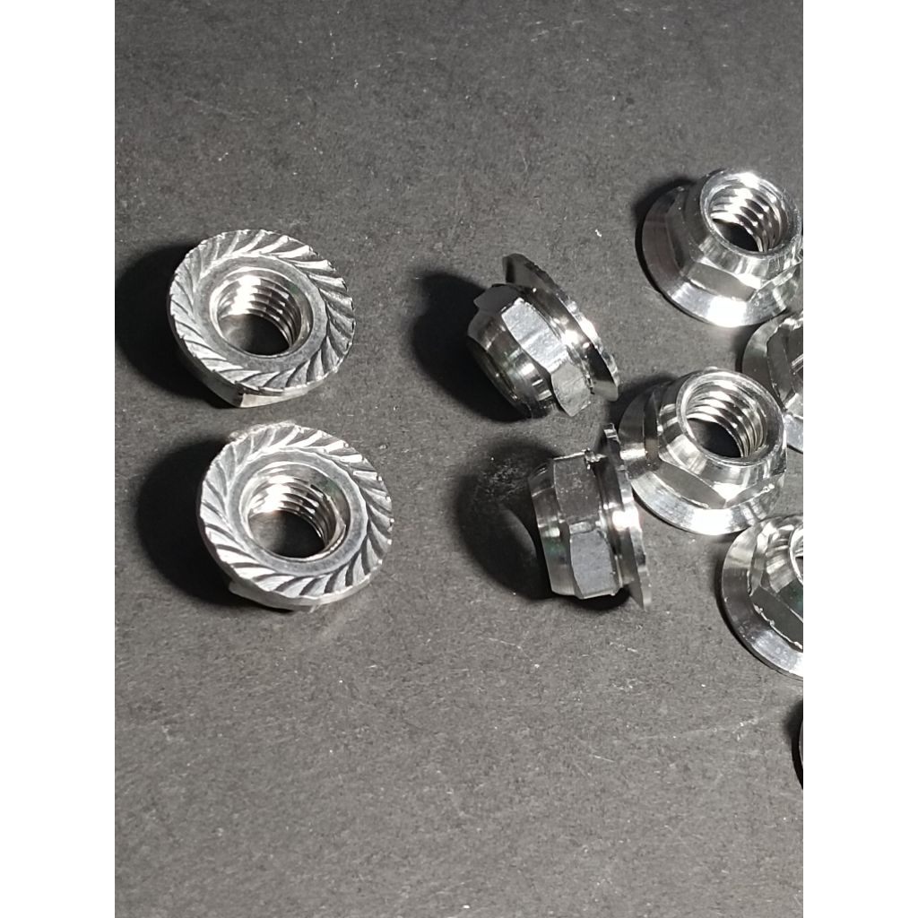 น๊อตสแตนเลสตัวเมียเบอร์ 12กลึงลายสนาม