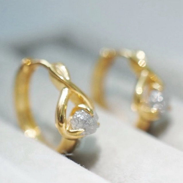 ต่างหูห่วงอินฟินิตี้เพชรดิบเครื่องรางจสกธรรมชาติ