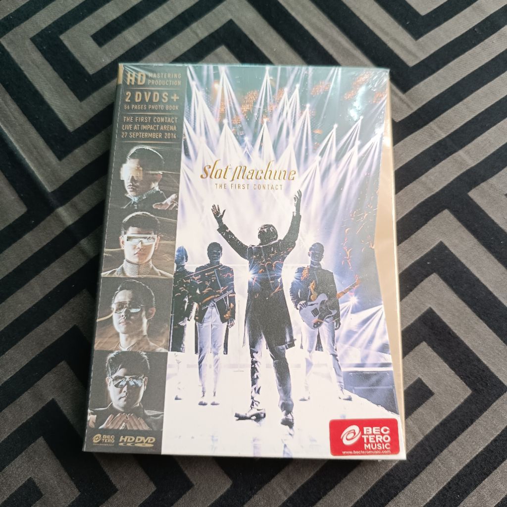Slot Machine คอนเสิร์ตใหญ่ DVD **แผ่นซีล มือ 1 ใหม่เอี่ยม** พร้อม Photobook 56 หน้าสวยๆ ในแพ็คเกจ สล