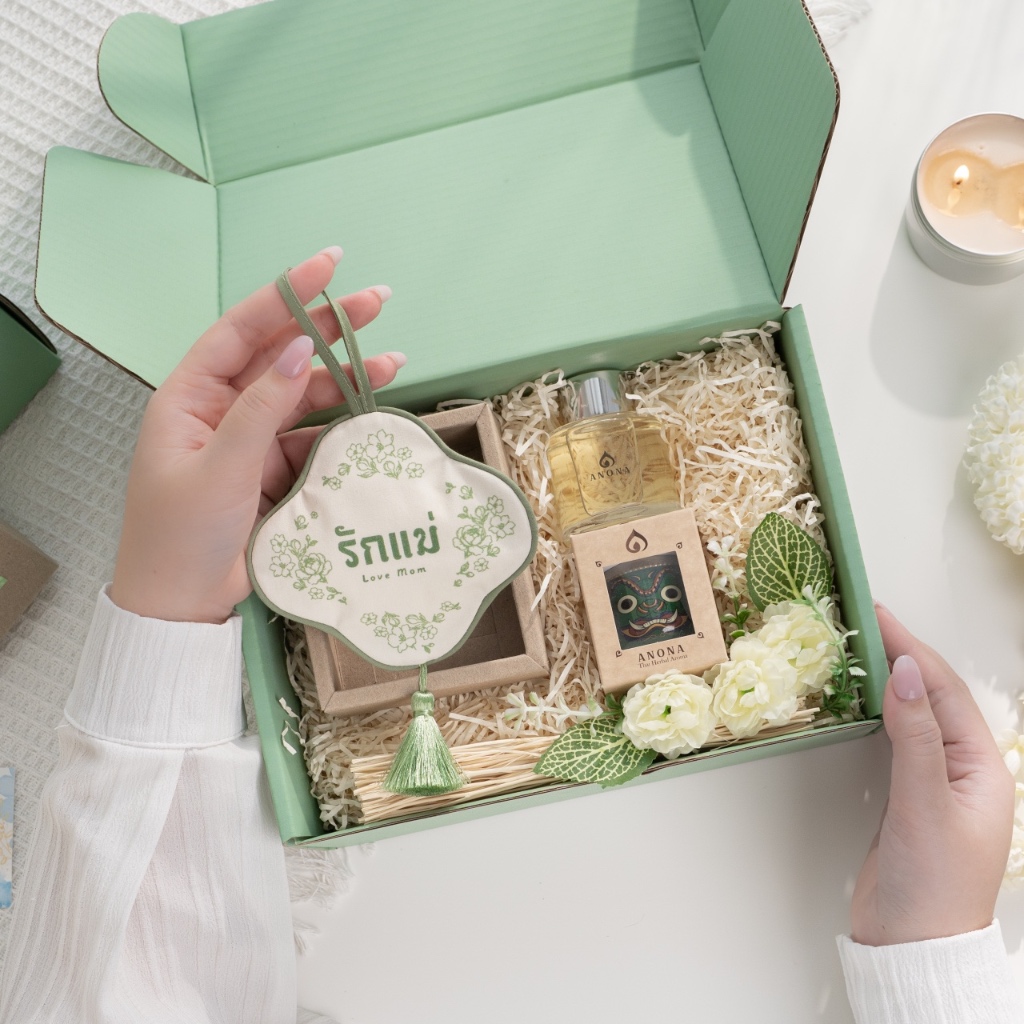 OUR FIRST LOVE เซตของขวัญวันแม่รวมผลิตภัณฑ์อโรม่า BY ANONA Thailand