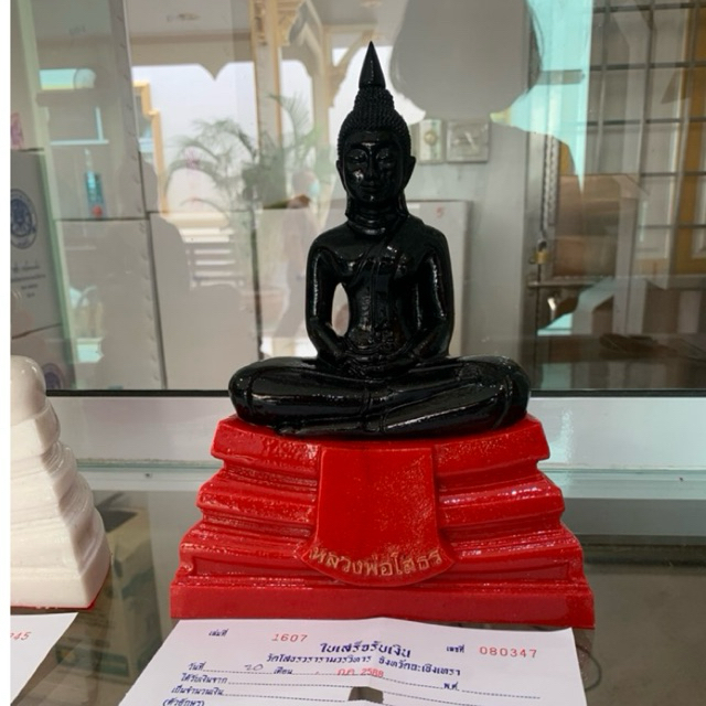 หลวงพ่อโสธรเนื้อหินสีดำหน้าตัก 7 นิ้วฐาน 10นิ้วสูง 13 นิ้วแท้มีบิลจากวัดให้ทุกองค์ค่ะ