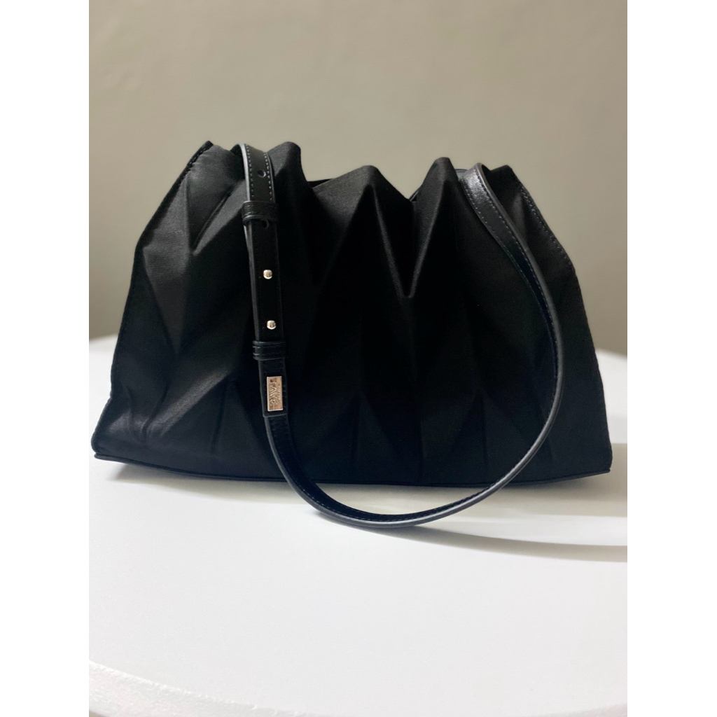 กระเป๋าผ้าอัดพลีทสีดำ ของPavi studio💯⚡️